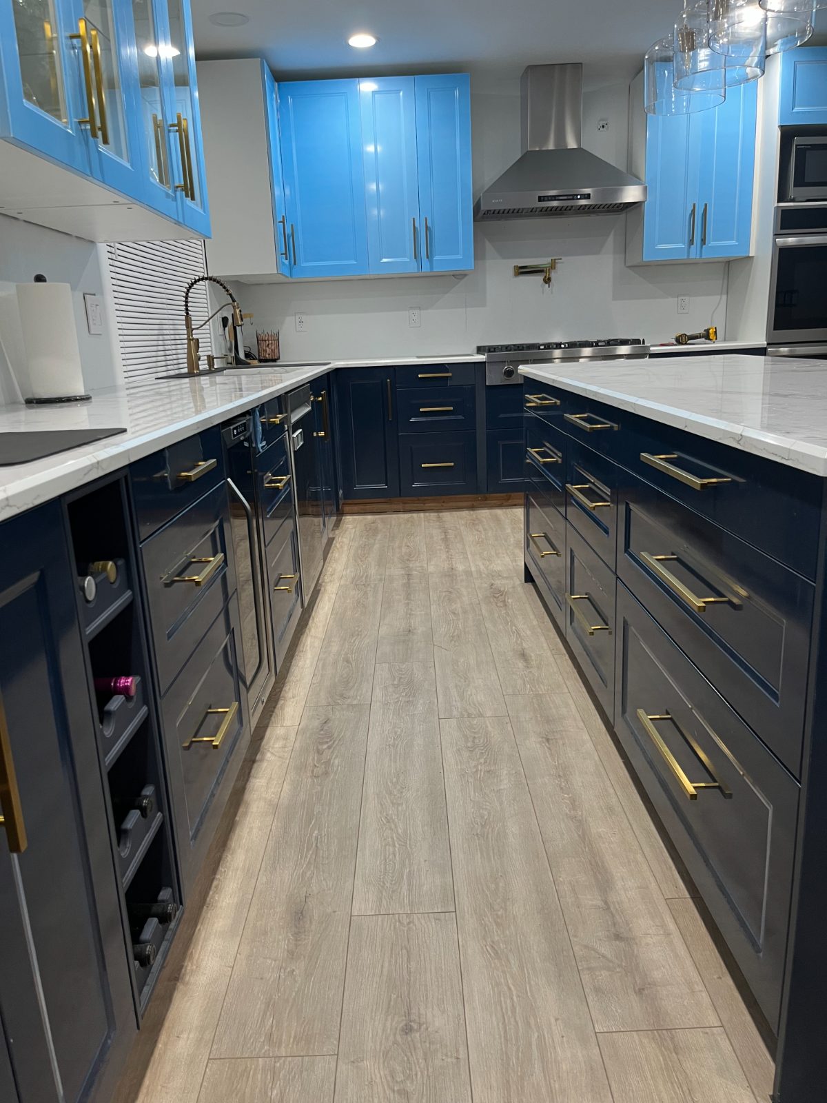 Navy gloss kitchen with brass hardware